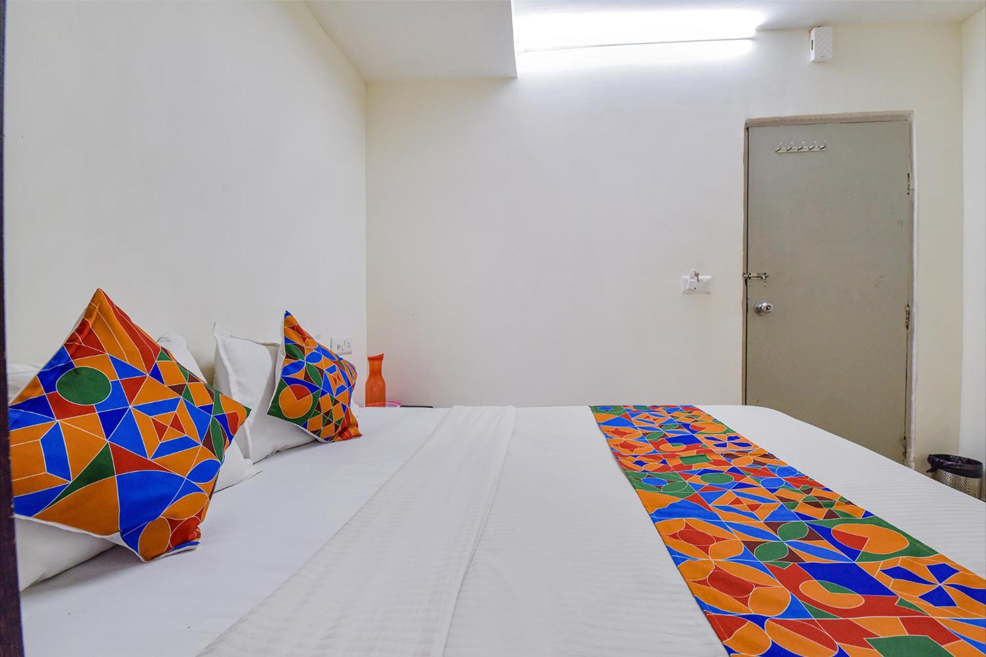 אחמדאבאד Hotel O Himalaya Inn מראה חיצוני תמונה