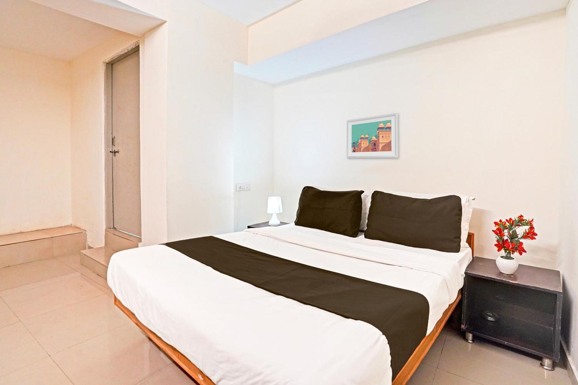 אחמדאבאד Hotel O Himalaya Inn מראה חיצוני תמונה